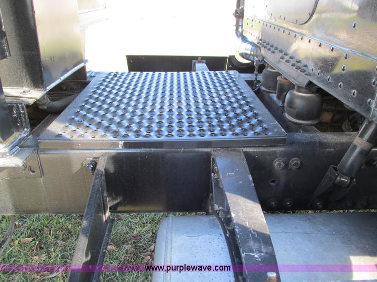 image for item G9381 1989 Freightliner FLD120 dump truck