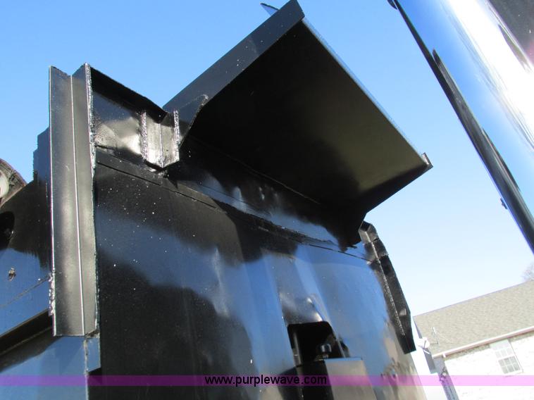 image for item G9381 1989 Freightliner FLD120 dump truck