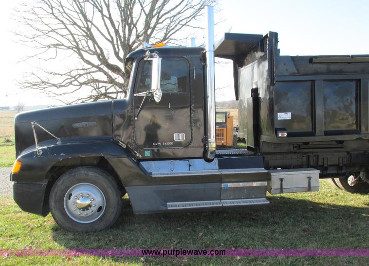 image for item G9381 1989 Freightliner FLD120 dump truck