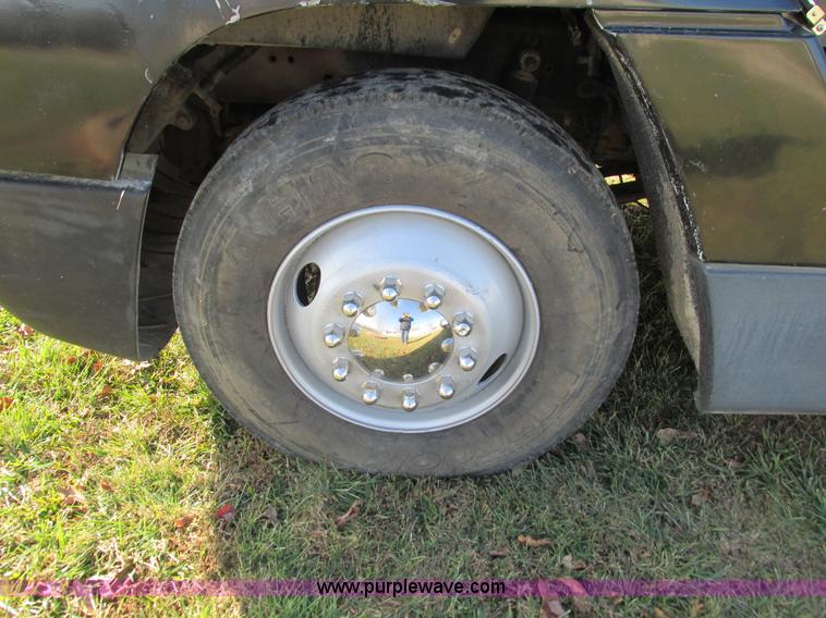 image for item G9381 1989 Freightliner FLD120 dump truck