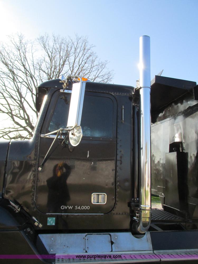 image for item G9381 1989 Freightliner FLD120 dump truck