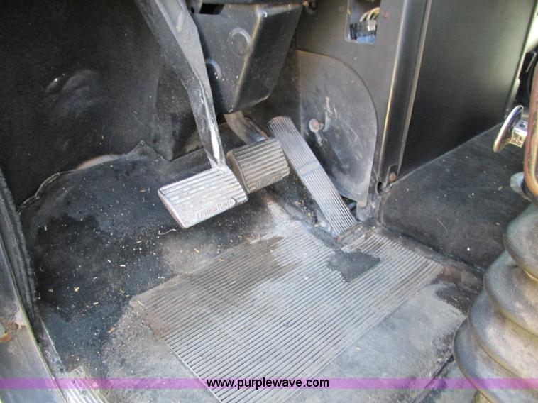 image for item G9381 1989 Freightliner FLD120 dump truck