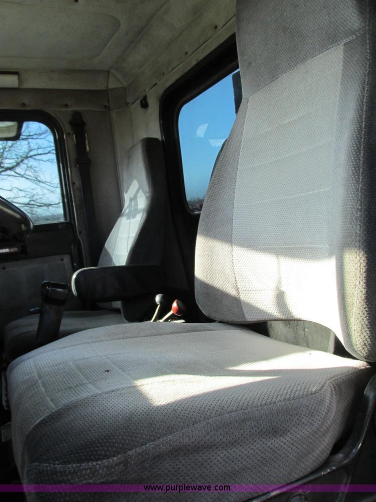 image for item G9381 1989 Freightliner FLD120 dump truck