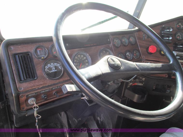 image for item G9381 1989 Freightliner FLD120 dump truck