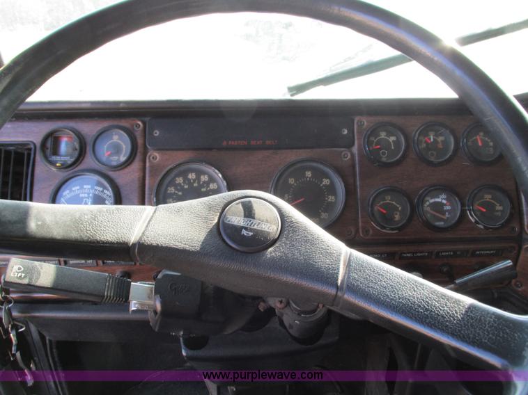 image for item G9381 1989 Freightliner FLD120 dump truck