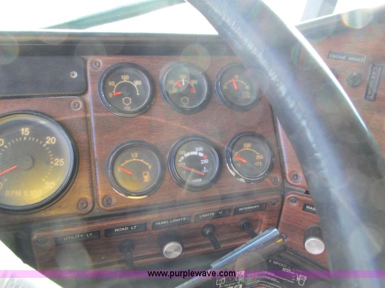 image for item G9381 1989 Freightliner FLD120 dump truck