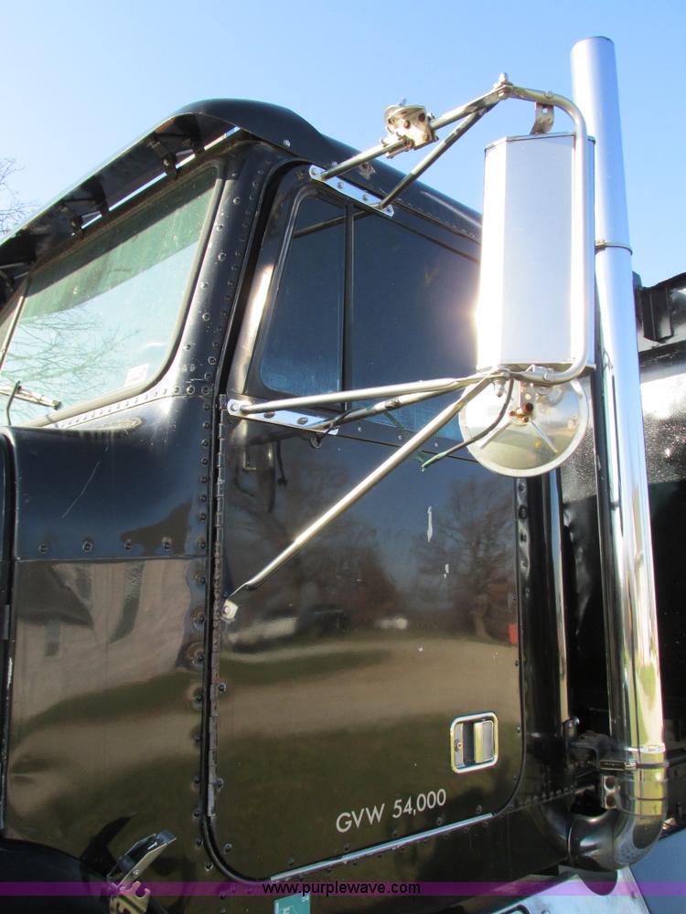 image for item G9381 1989 Freightliner FLD120 dump truck