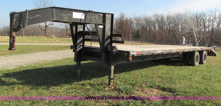 image for item G9382 2004 Tri-Star 7-04 gooseneck trailer