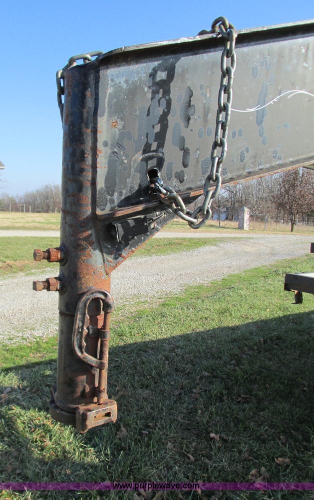 image for item G9382 2004 Tri-Star 7-04 gooseneck trailer