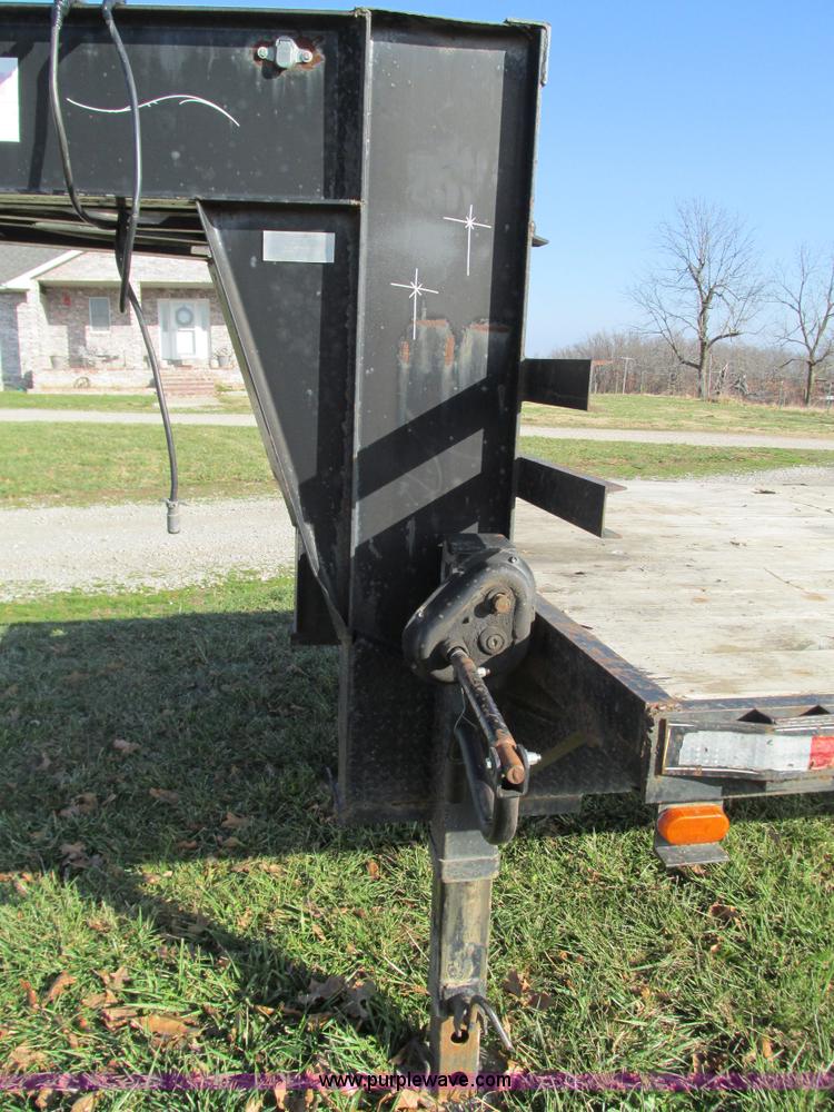 image for item G9382 2004 Tri-Star 7-04 gooseneck trailer