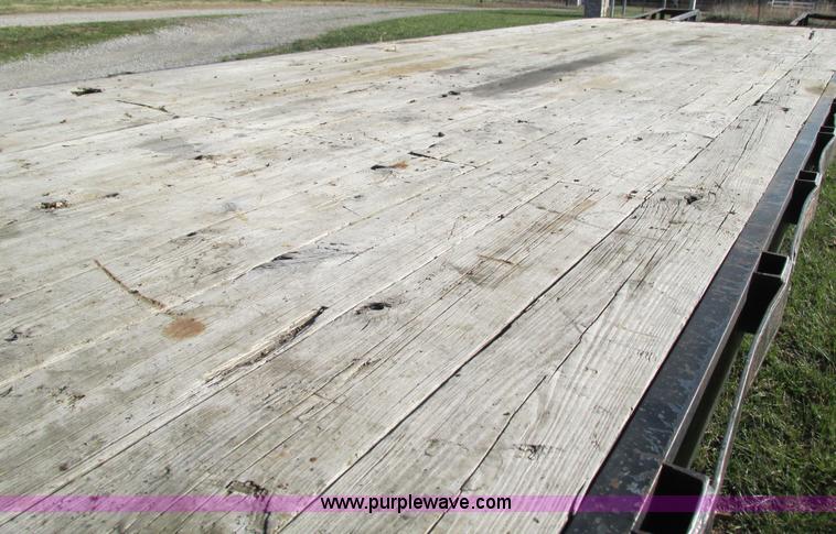 image for item G9382 2004 Tri-Star 7-04 gooseneck trailer