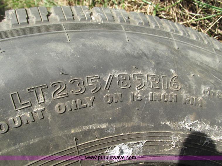 image for item G9382 2004 Tri-Star 7-04 gooseneck trailer