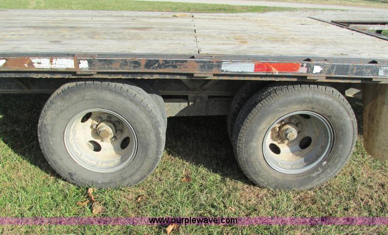 image for item G9382 2004 Tri-Star 7-04 gooseneck trailer
