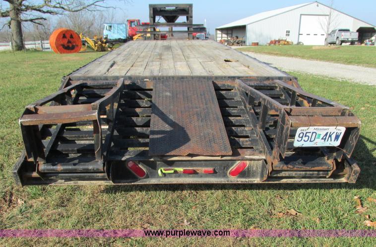 image for item G9382 2004 Tri-Star 7-04 gooseneck trailer