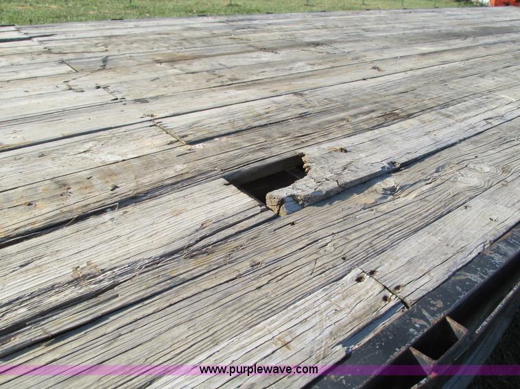 image for item G9382 2004 Tri-Star 7-04 gooseneck trailer