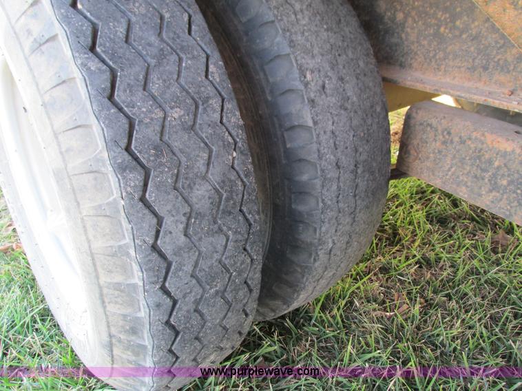 image for item G9382 2004 Tri-Star 7-04 gooseneck trailer