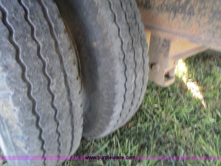 image for item G9382 2004 Tri-Star 7-04 gooseneck trailer