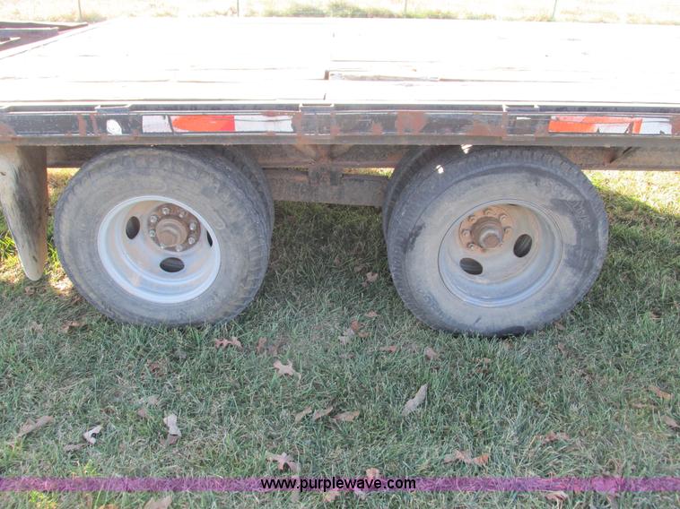 image for item G9382 2004 Tri-Star 7-04 gooseneck trailer