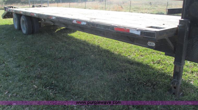image for item G9382 2004 Tri-Star 7-04 gooseneck trailer