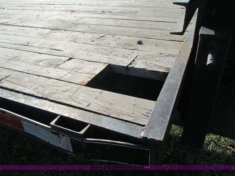 image for item G9382 2004 Tri-Star 7-04 gooseneck trailer