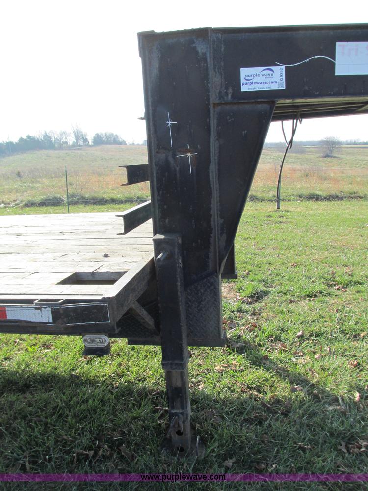 image for item G9382 2004 Tri-Star 7-04 gooseneck trailer