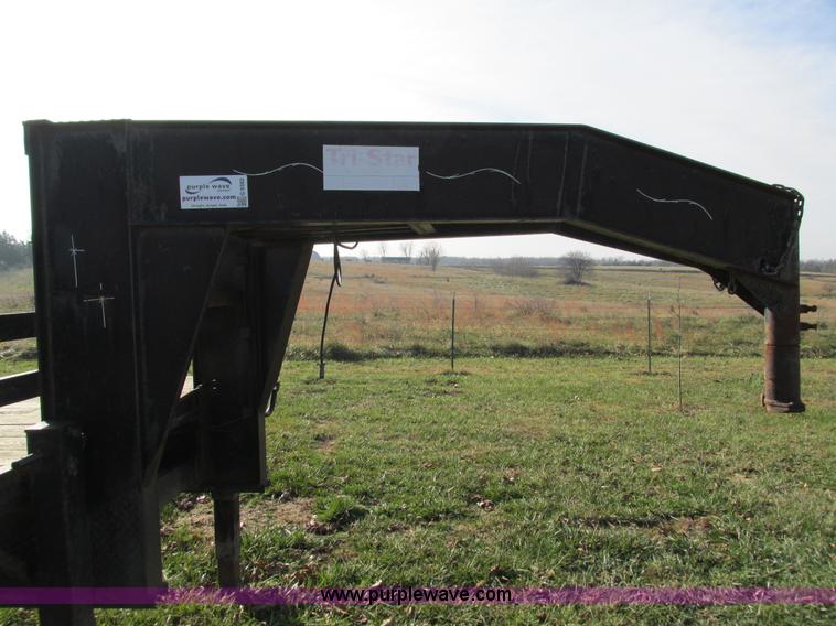 image for item G9382 2004 Tri-Star 7-04 gooseneck trailer
