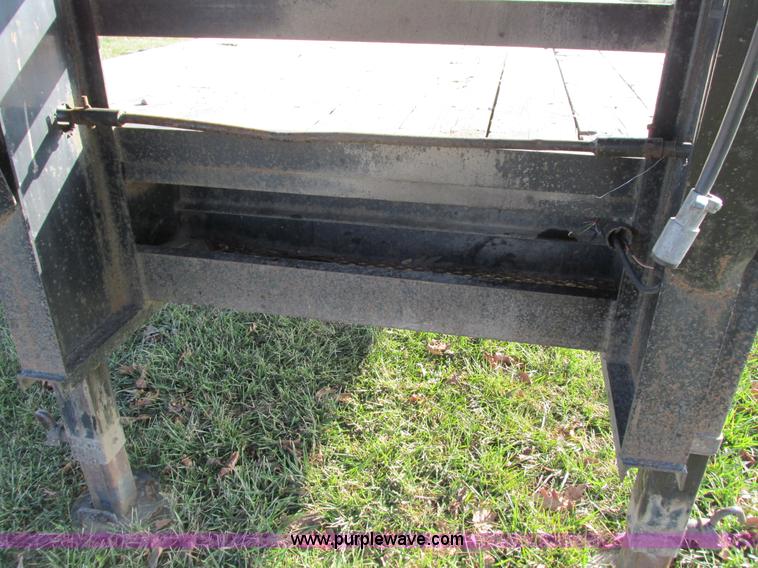 image for item G9382 2004 Tri-Star 7-04 gooseneck trailer