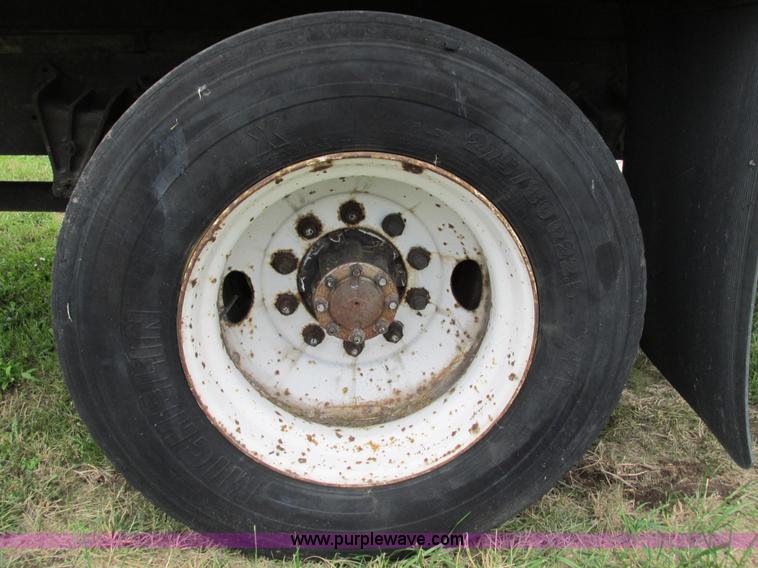 image for item G9390 1994 International 4900 box truck