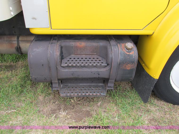 image for item G9390 1994 International 4900 box truck