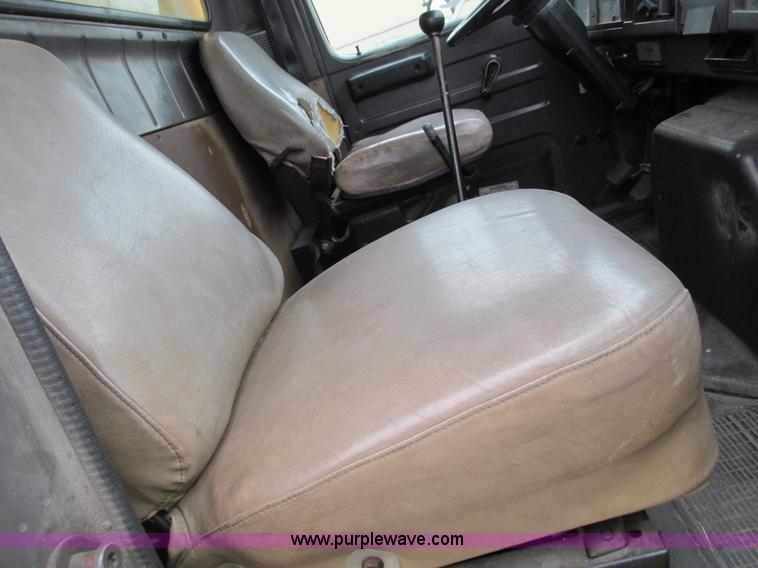 image for item G9390 1994 International 4900 box truck