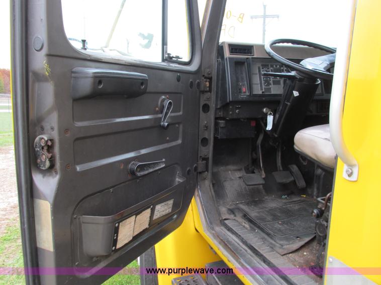 image for item G9390 1994 International 4900 box truck