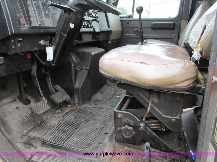 image for item G9390 1994 International 4900 box truck