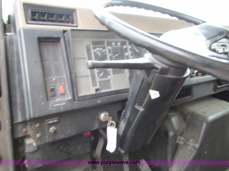 image for item G9390 1994 International 4900 box truck