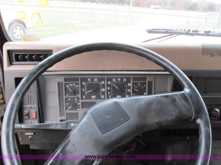 image for item G9390 1994 International 4900 box truck