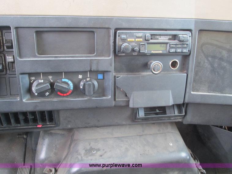 image for item G9390 1994 International 4900 box truck