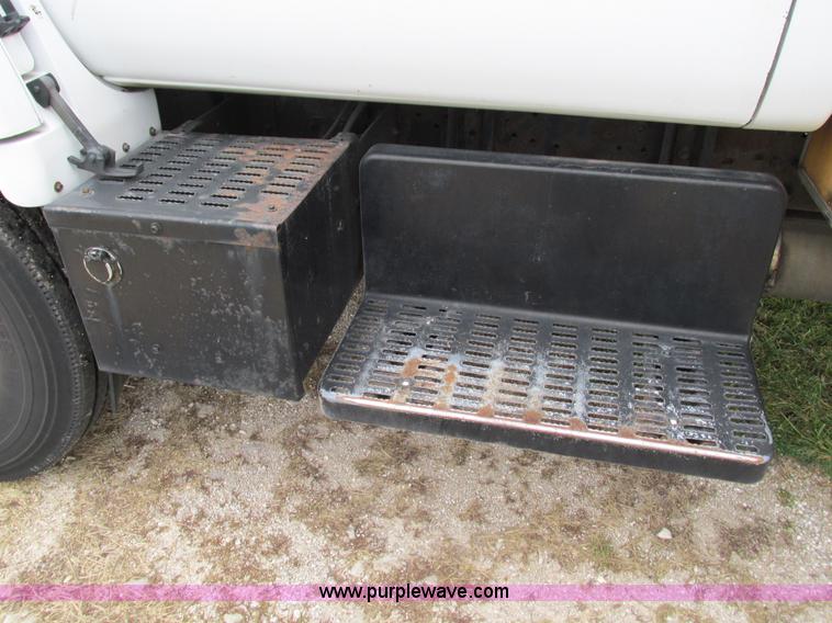 image for item G9392 1999 GMC C6500 box truck