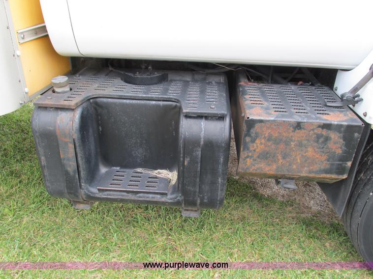 image for item G9392 1999 GMC C6500 box truck