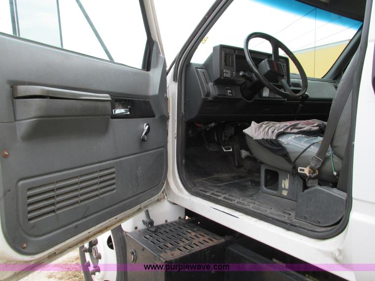 image for item G9392 1999 GMC C6500 box truck