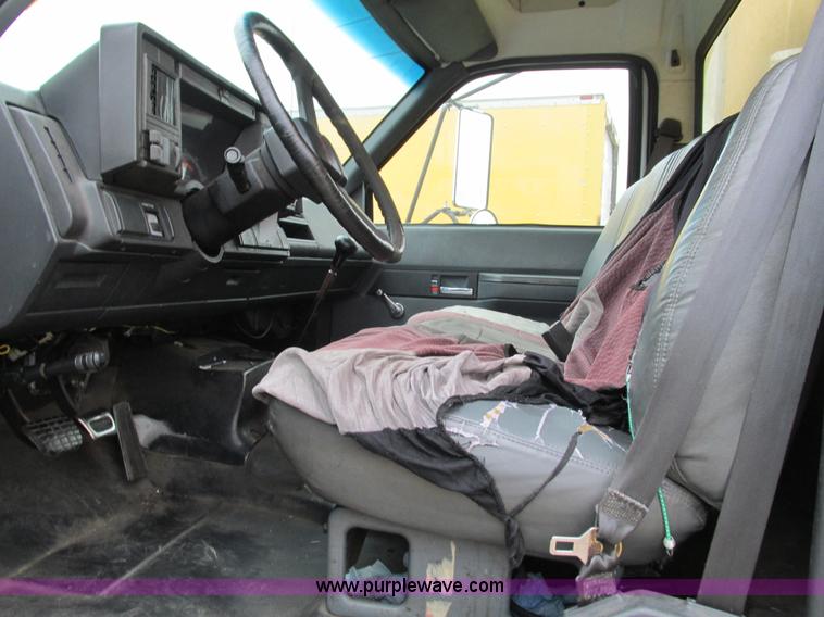 image for item G9392 1999 GMC C6500 box truck