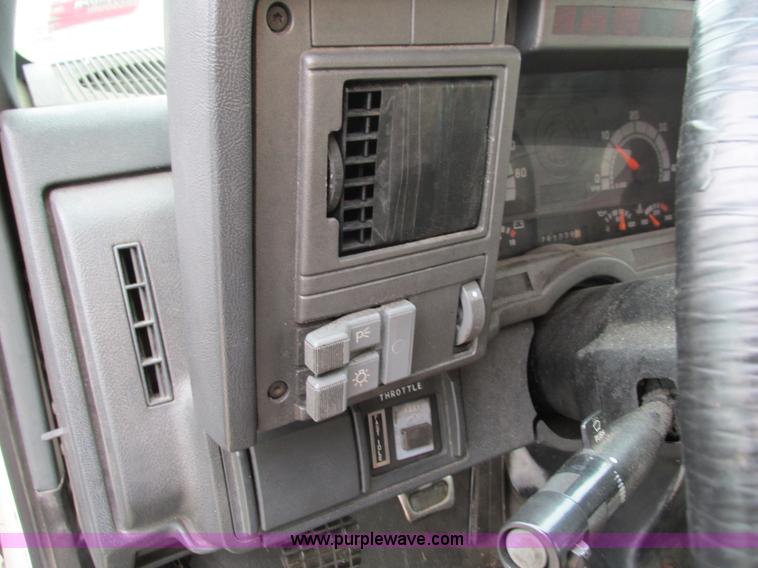 image for item G9392 1999 GMC C6500 box truck