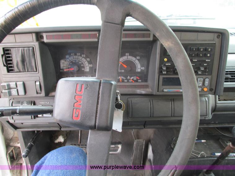 image for item G9392 1999 GMC C6500 box truck