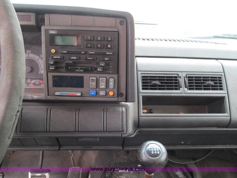 image for item G9392 1999 GMC C6500 box truck