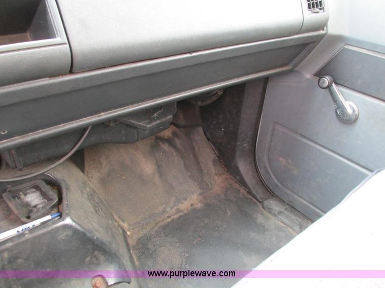 image for item G9392 1999 GMC C6500 box truck