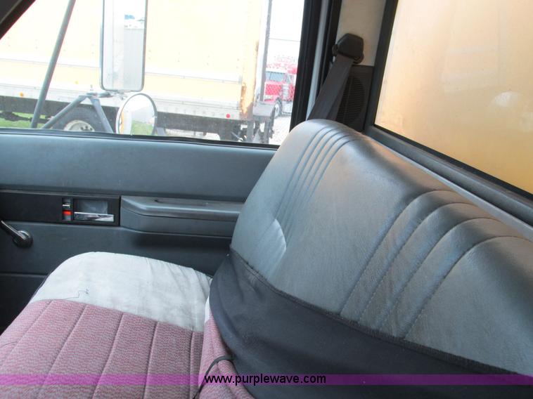 image for item G9392 1999 GMC C6500 box truck