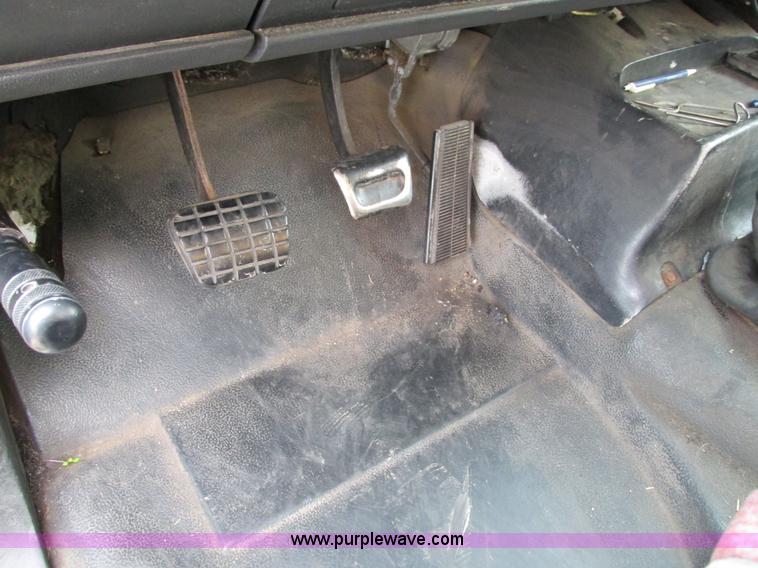 image for item G9392 1999 GMC C6500 box truck