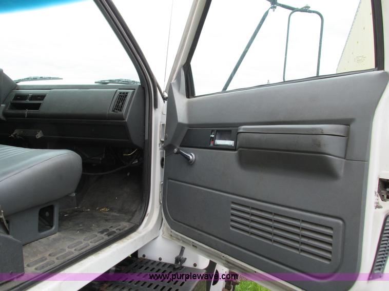 image for item G9393 1999 GMC C6500 box truck