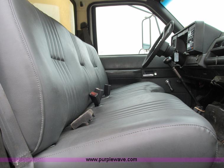 image for item G9393 1999 GMC C6500 box truck