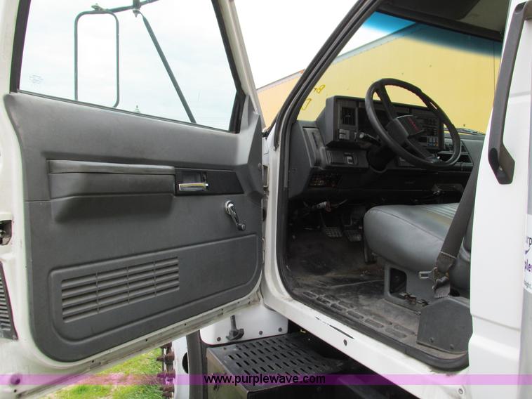 image for item G9393 1999 GMC C6500 box truck