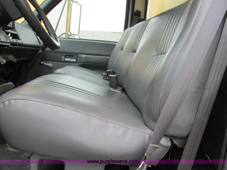 image for item G9393 1999 GMC C6500 box truck