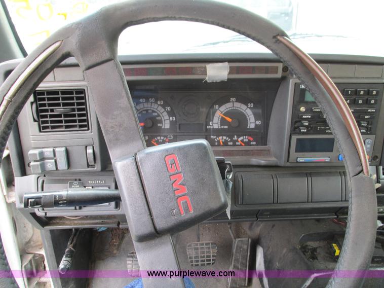 image for item G9393 1999 GMC C6500 box truck